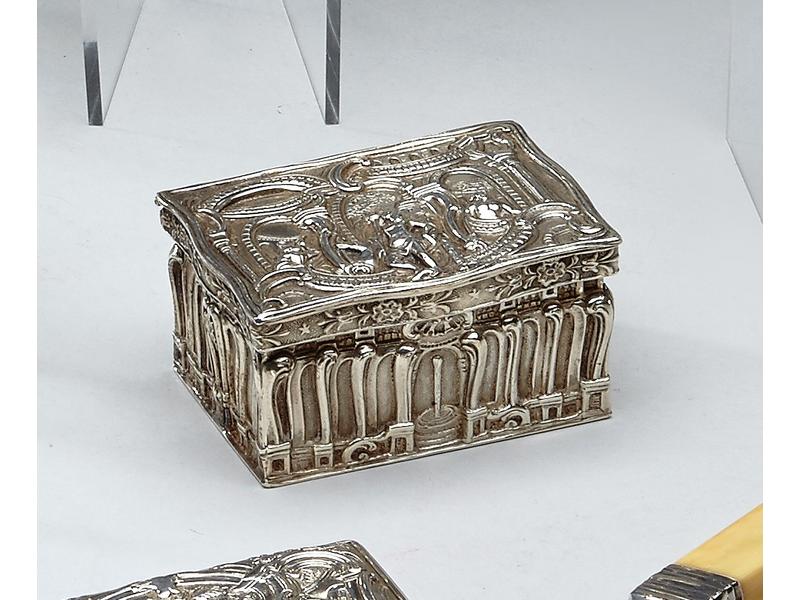 TABATIERE rectangulaire en argent à bords...