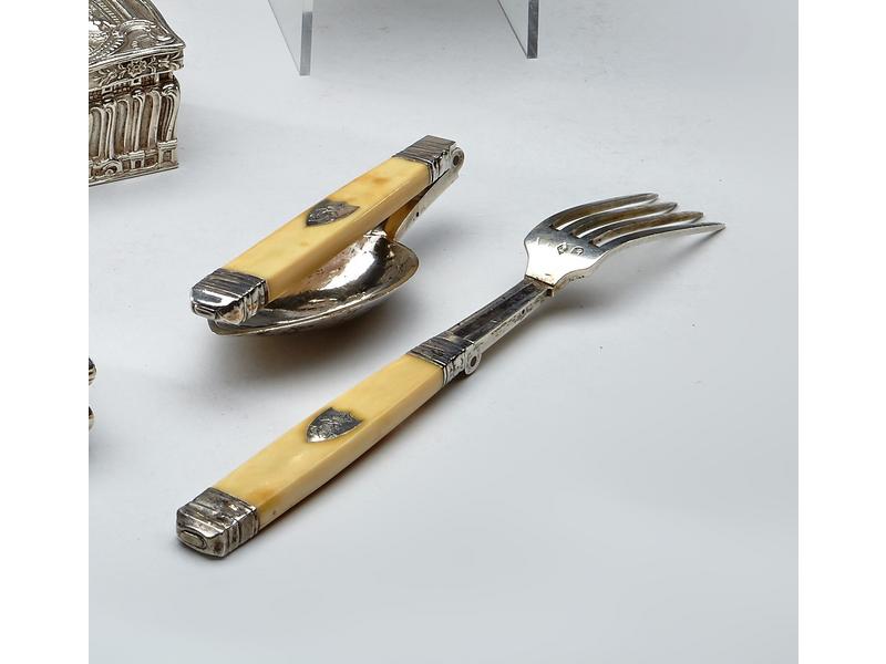 COUVERTS DE PIQUE-NIQUE PLIANTS en argent...