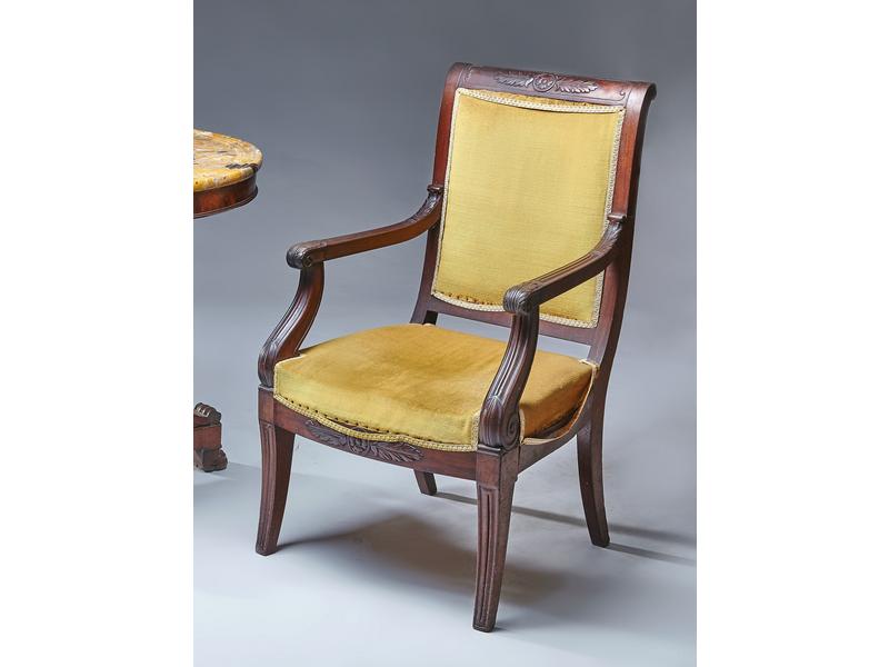 FAUTEUIL à dossier renversé en acajou mouluré...