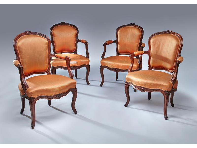 SUITE DE QUATRE FAUTEUILS CABRIOLET en noyer...