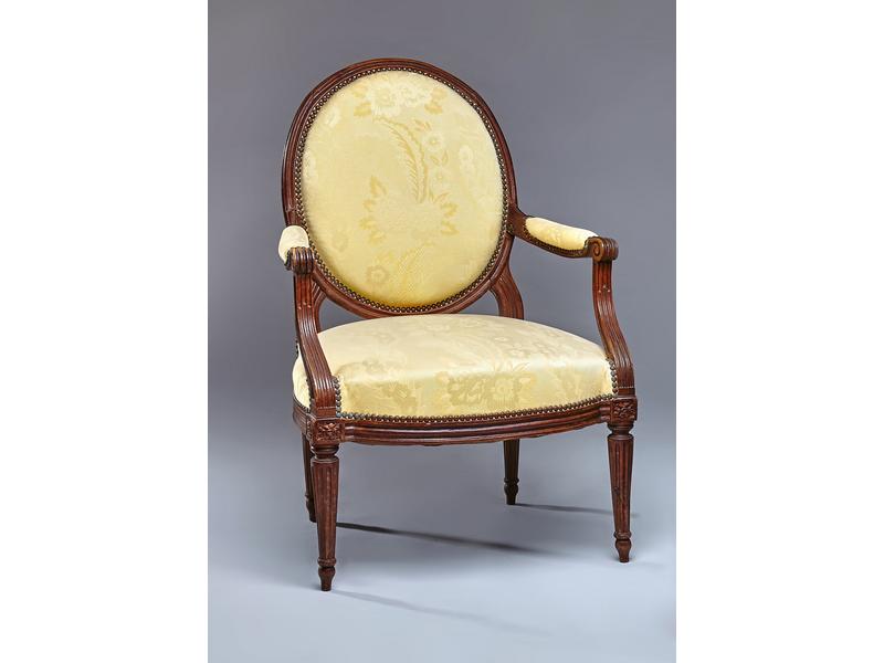 LARGE FAUTEUIL à dossier plat médaillon en...
