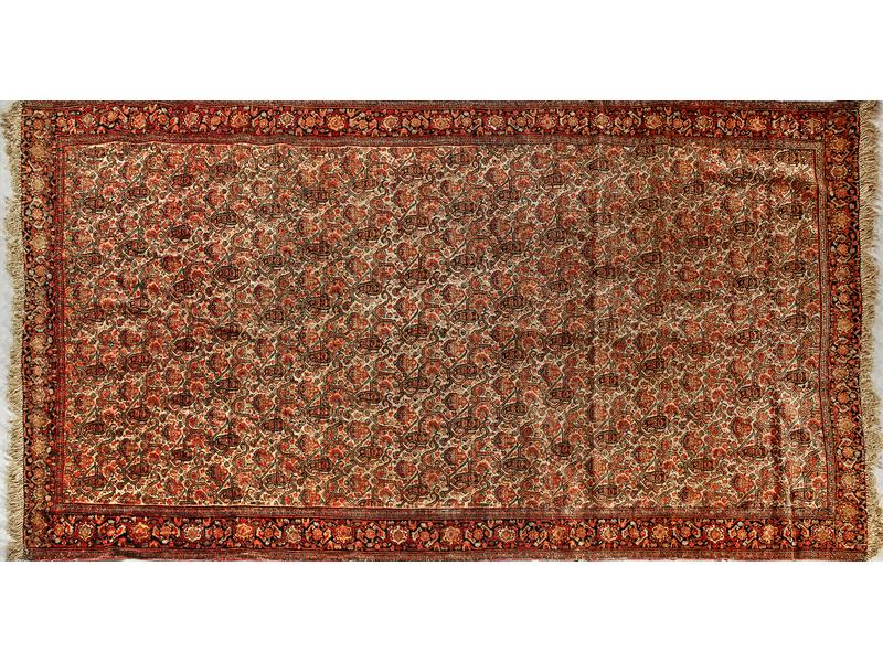 BEAU TAPIS SENNEH en laine à décor de Boteh...