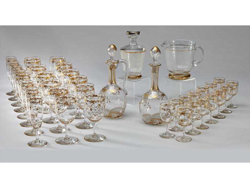 SERVICE DE VERRES en cristal sur pieds, dorés...