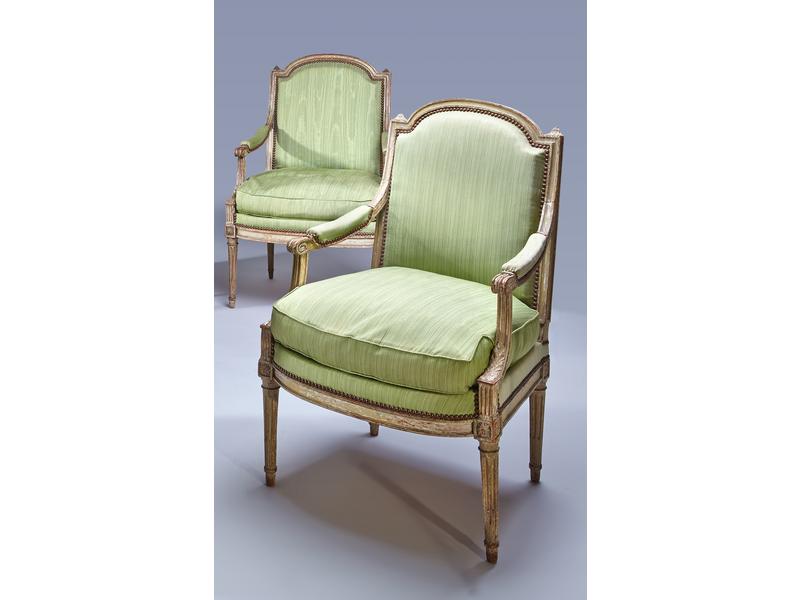 PAIRE DE LARGES FAUTEUILS en hêtre laqué...