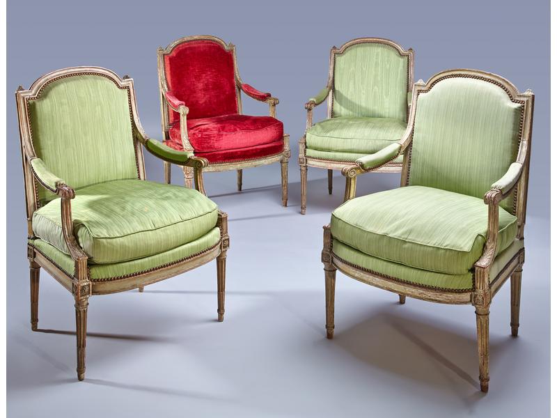 PAIRE DE LARGES FAUTEUILS en hêtre laqué...