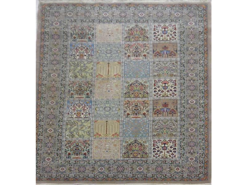 TAPIS GHOUM en laine à décor sur fond taupe...