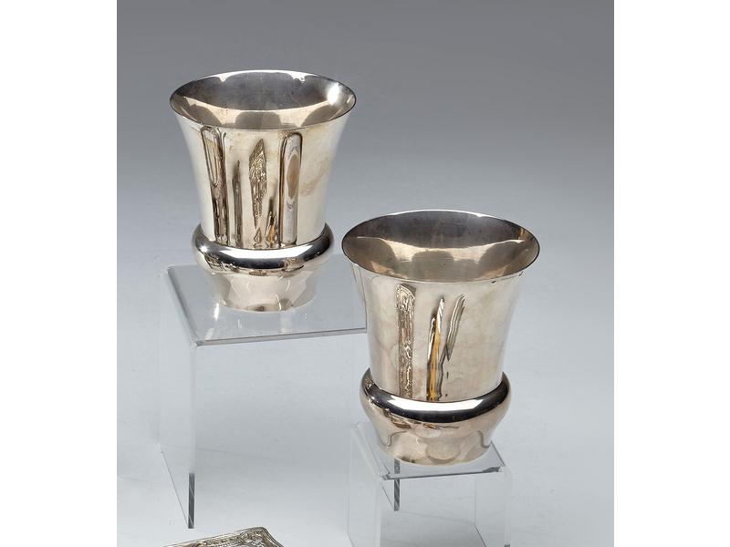 PAIRE DE TIMBALES de forme tulipe en arg...