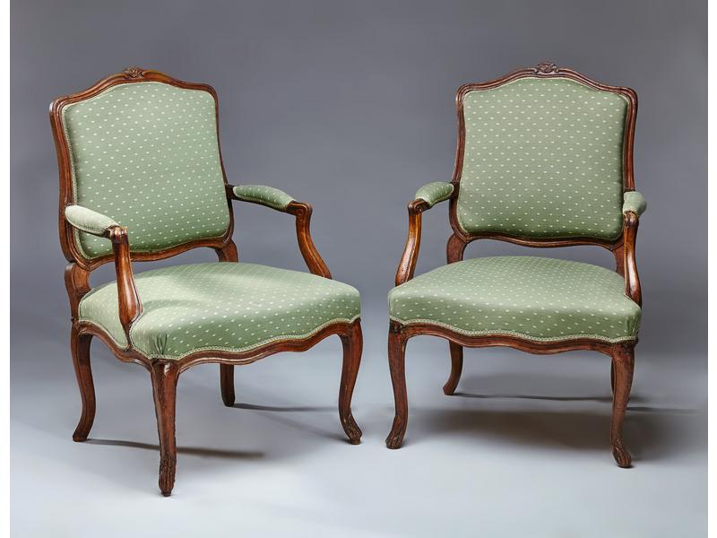 PAIRE DE FAUTEUILS en noyer mouluré et sculpté...