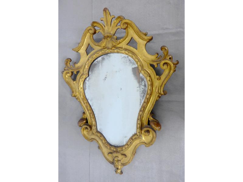 MIROIR de forme chantournée en bois doré...
