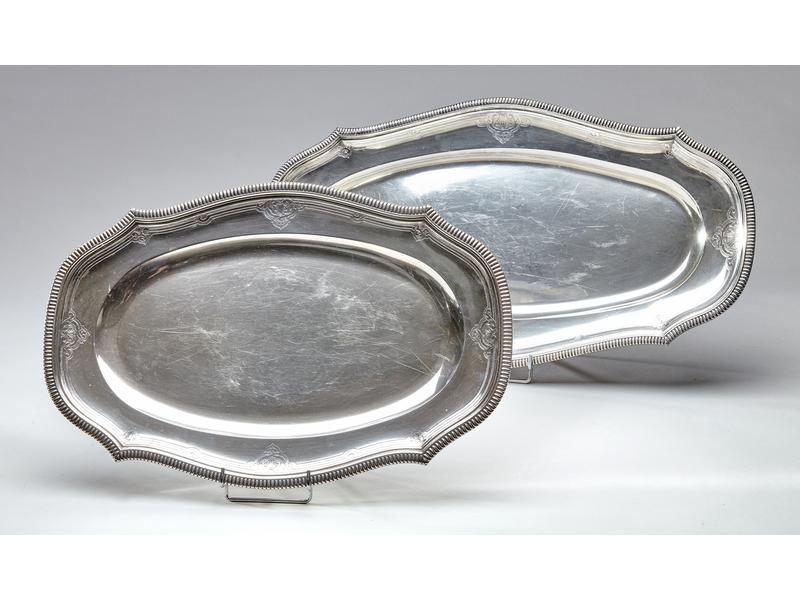 PLAT OVALE en argent de forme chantournée,...