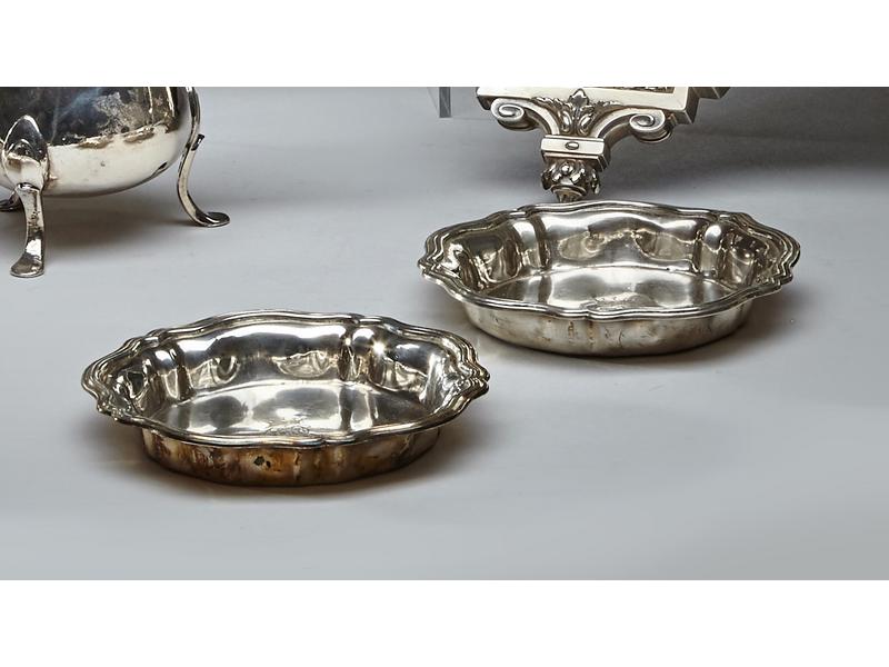 PAIRE DE DESSOUS DE BOUTEILLES en argent...