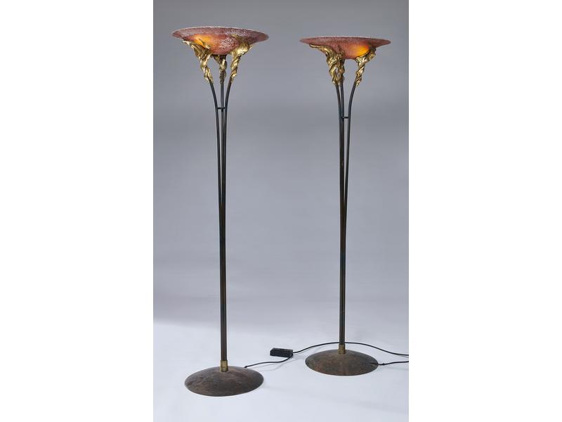 PAIRE DE LAMPADAIRES en tôle noir et or,...