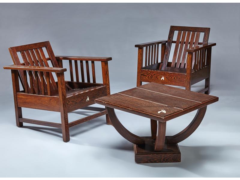 PAIRE DE FAUTEUILS à dossier basculant et...