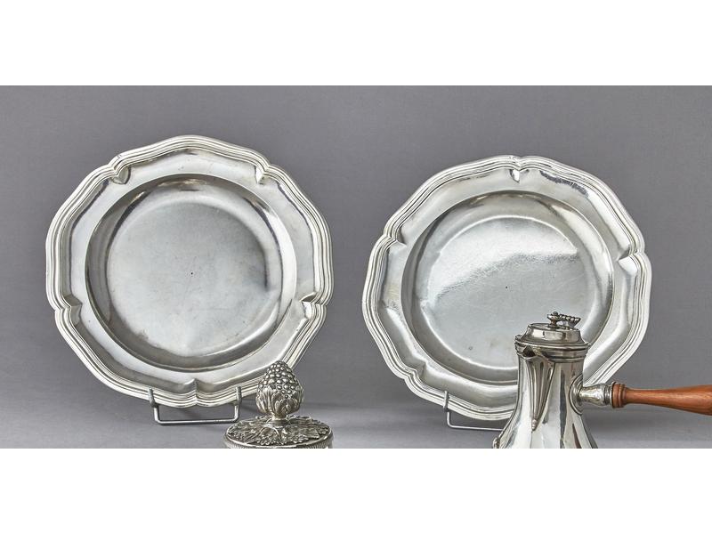 PAIRE DE PLATS RONDS en argent, à contours...
