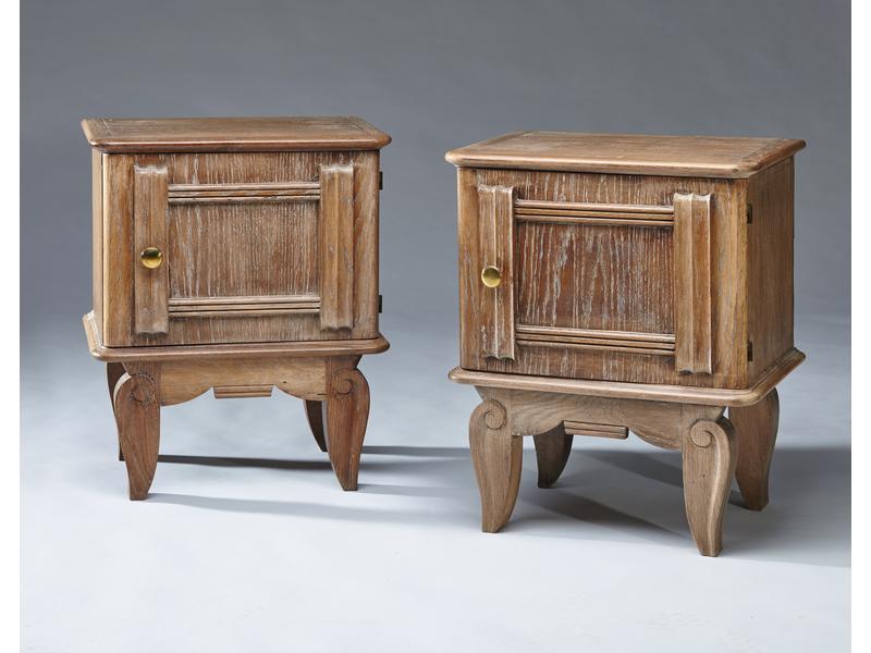 PAIRE DE TABLES DE CHEVET en chêne et placage,...