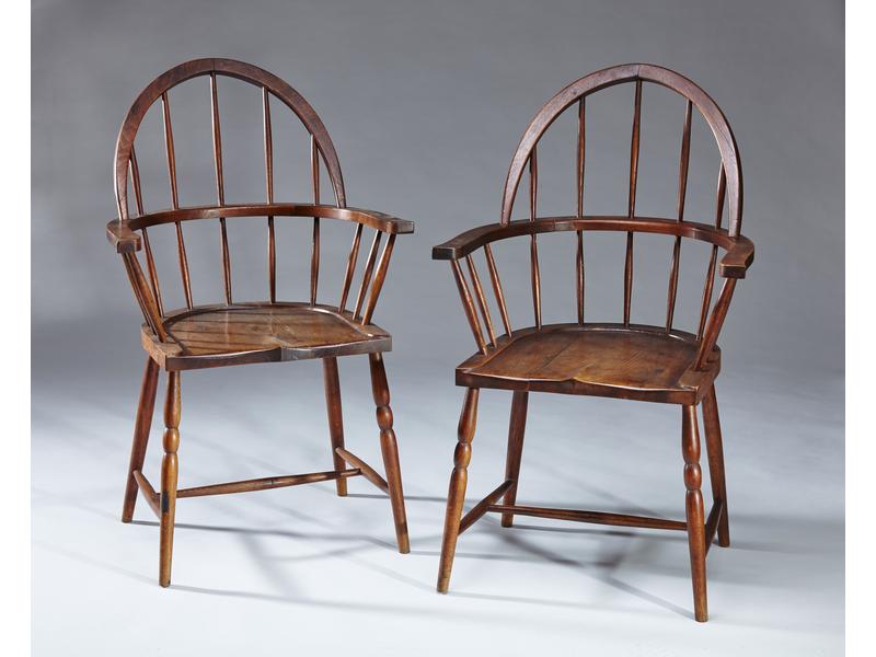 PAIRE DE FAUTEUILS en chêne mouluré, à dossier...