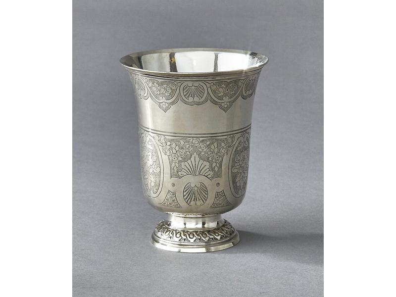 TIMBALE tulipe en argent, posant sur un piédouche...