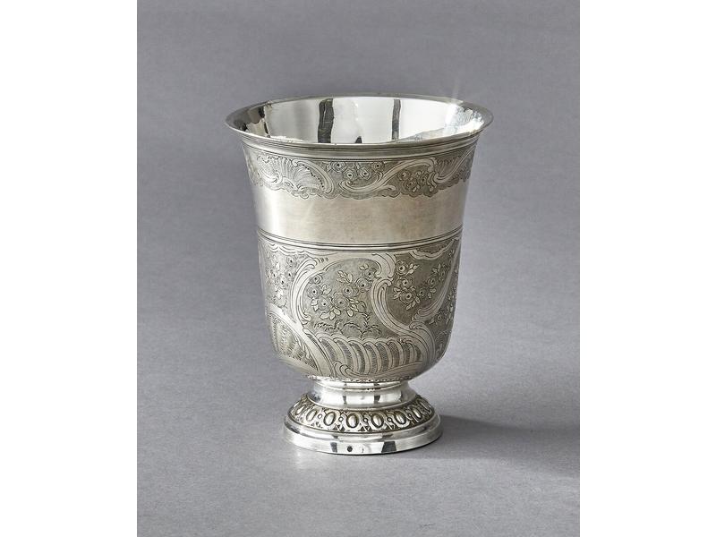 TIMBALE tulipe en argent, posant sur un piédouche...