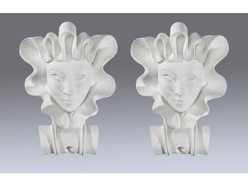 PAIRE DE MASQUES en plâtre formant appliques...