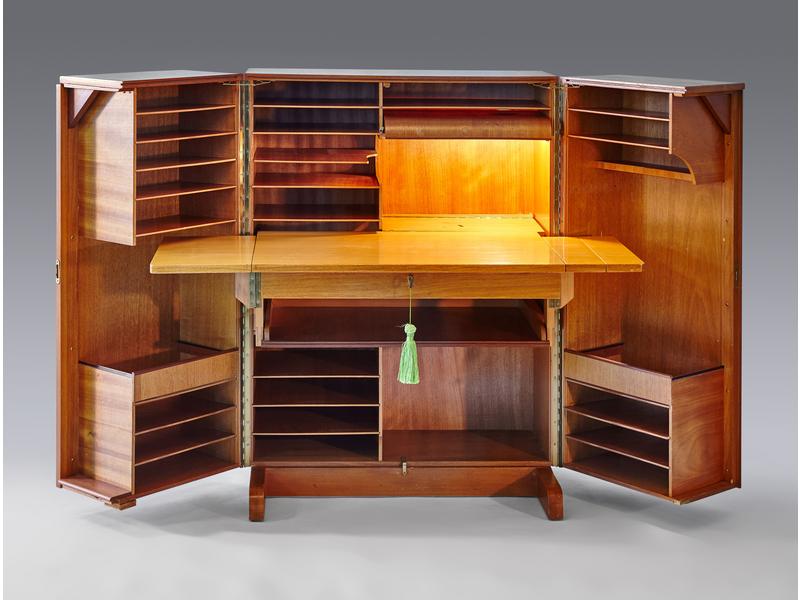 BUREAU MALLE en érable ouvrant par deux vantaux...