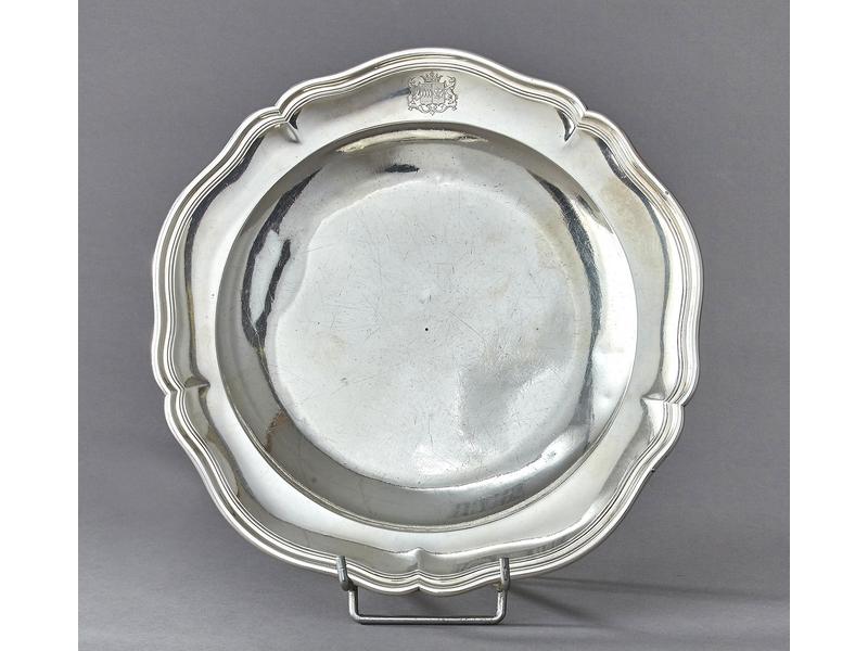 PLAT ROND en argent, à contours et moulures...
