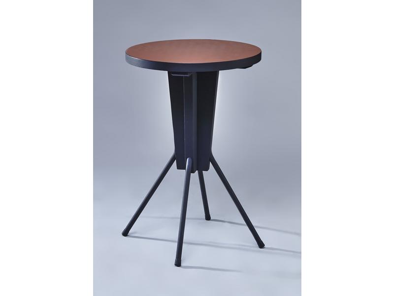 GUERIDON rond en formica rouge reposant sur...