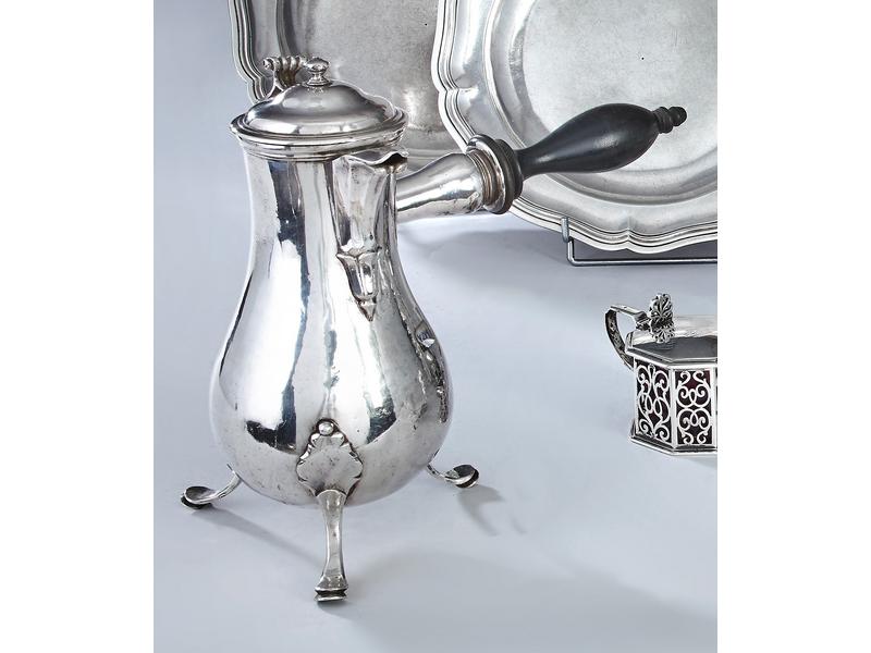 VERSEUSE tripode en argent, de forme balustre,...