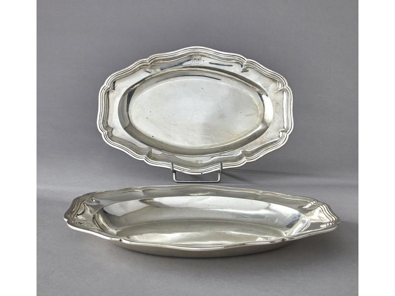 PLAT OVALE en argent, à contours er moulures...