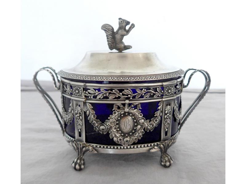 SUCRIER et un couvercle en argent, l'intérieur...
