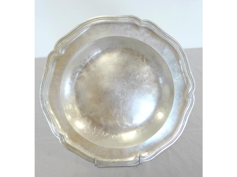 PLAT rond en métal réargenté, à contours...