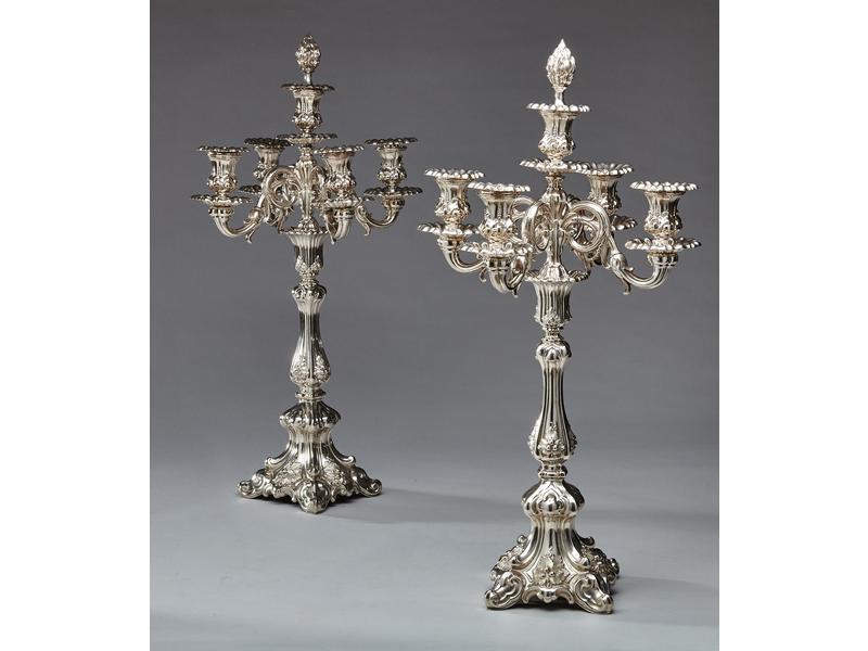 PAIRE D'IMPORTANTS CANDELABRES en argent...
