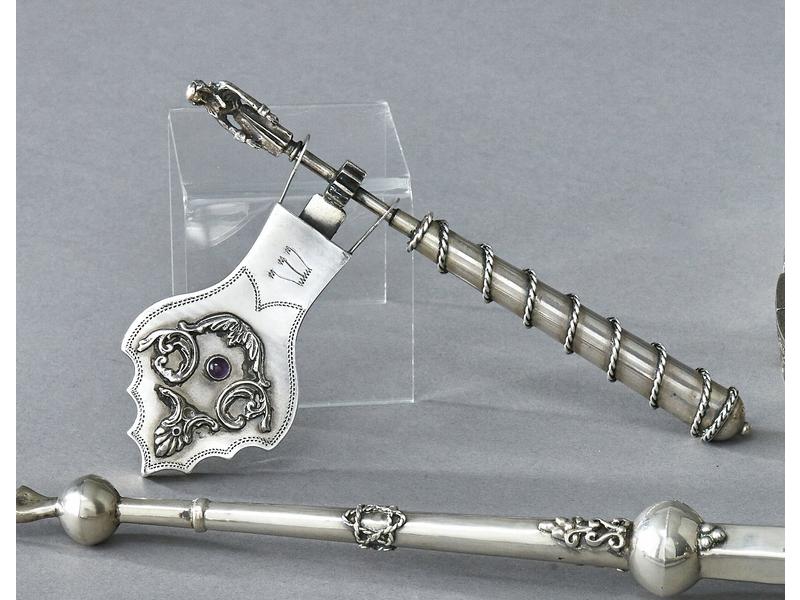 CRECELLE en argent (Pourim). Le fût entouré...
