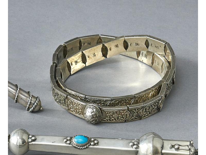 CEINTURE articulée en argent, composée de...