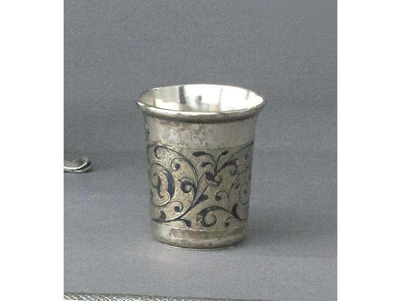 PETITE TIMBALE droite en argent, le bord...