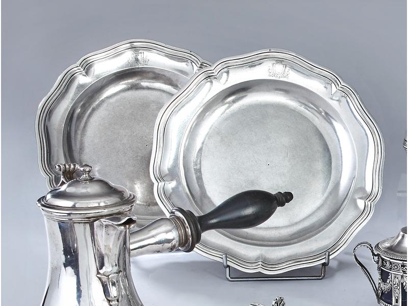 PAIRE DE PLATS ronds demi-creux en argent...