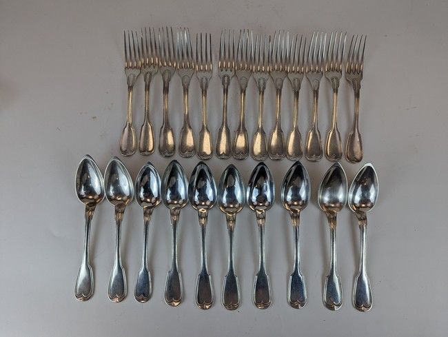 TREIZE FOURCHETTES et DIX CUILLERES en argent...