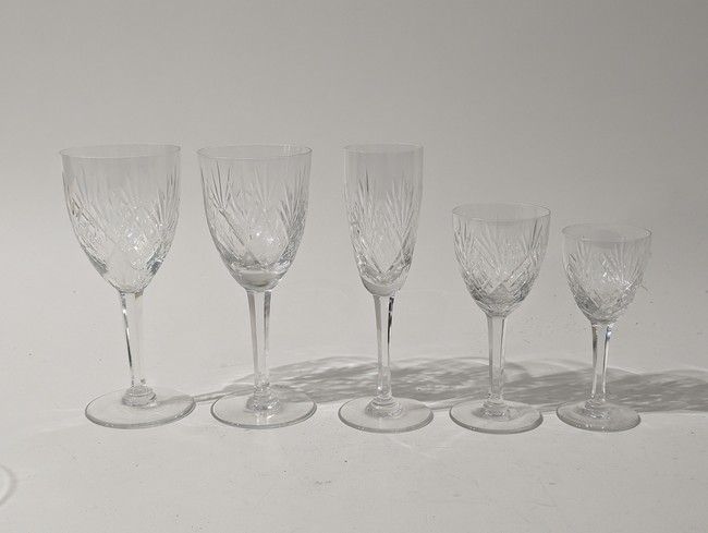 SERVICE DE VERRES en cristal taillé de palmettes...