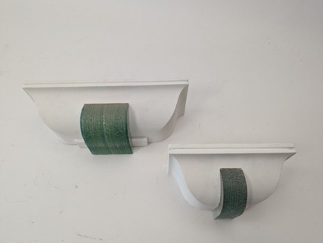 DEUX APPLIQUES en plâtre moulé peint en doucine...