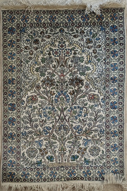 PETIT TAPIS en laine crème à décor d'un arbre...