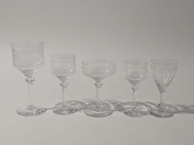 PARTIE DE SERVICE D'ÉLEGANTS VERRES en cristal...