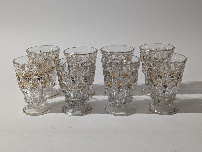 HUIT GRANDS VERRES en verre moulé à pans...
