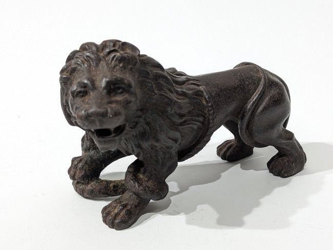 Lion marchant sur un serpent