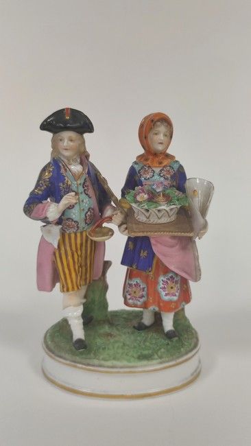 GROUPE en porcelaine polychrome figurant...