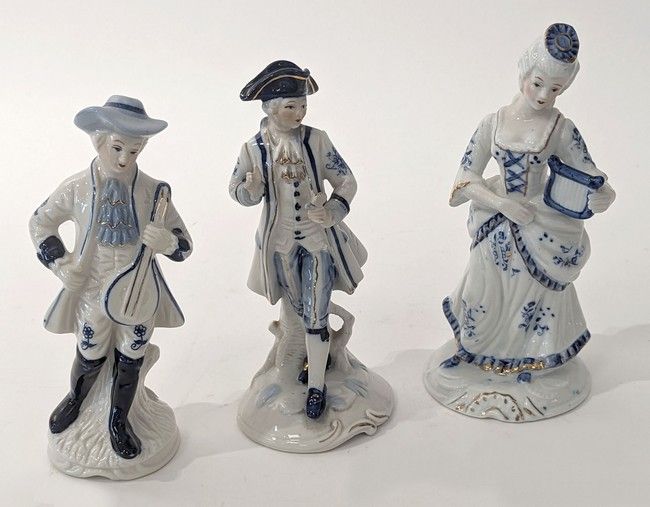 SUITE DE TROIS STATUETTES dont deux galants...
