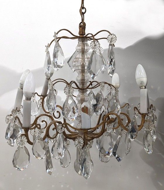 LUSTRE en bronze doré et pampilles de cristal...