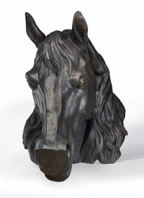 TÊTE DE CHEVAL en terre cuite patinée noire....