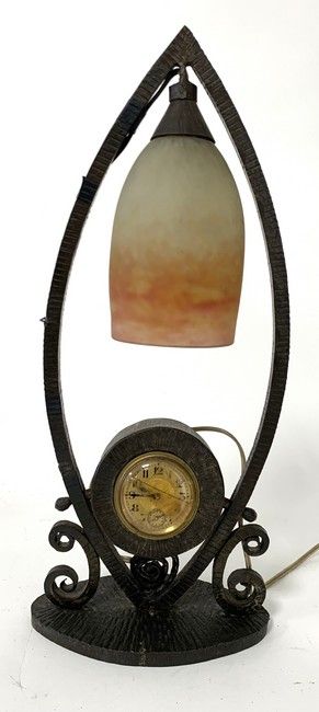 PENDULE formant lampe de chevet en bronze...