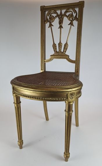 CHAISE volante en bois doré à assise cannée...
