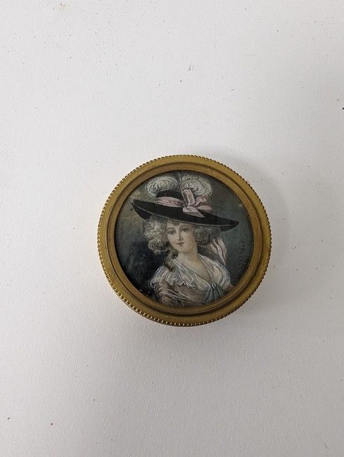 BOÎTE ronde en métal doré ornée d'une miniature...