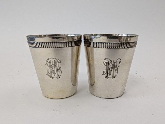 PAIRE DE TIMBALES en métal argenté à décor...